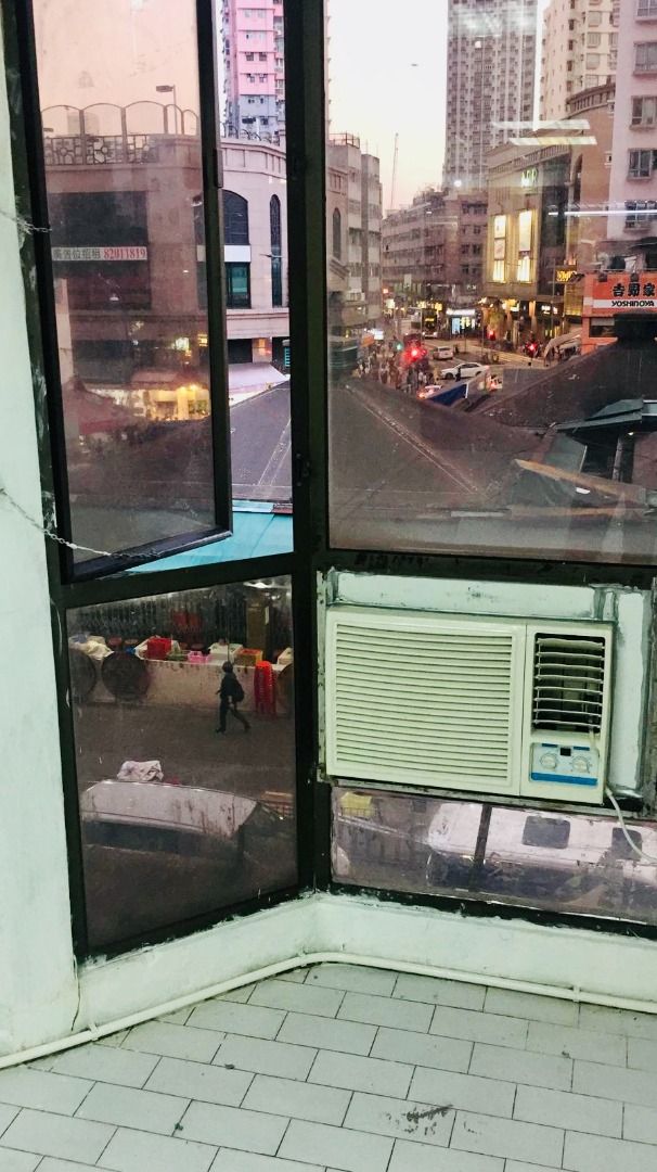 元朗同益商場旺舖 業主放租 （分類：商鋪）位於 Hong Kong。 由 hoshican 提交（商品編號 1348100576，圖片 3）。簡介： 【 業主放租 ・元朗民生商店 】 3分鐘行到輕鐵站 抵租｜乾淨企理｜人流旺｜適合作小店、聯絡辦事處 位置：同益商場2樓 地址：元朗裕景坊8號 呎數：180呎 租金：$8,000 (已包差餉及管理費) 特點：附近多住宅、餐廳、商場、小店、學校、巴士站、就近元朗大馬路！ 現有少量裝修，另附清水鋪原照 直接PM => 電話預約睇場日期及時間 [Owner Rental Advertisement - Yuen Long Local Shop] 3 minutes' walk to the Light Rail station Affordable rent | Clean and tidy | High foot traffic | Suitable for small shops or liaison offices Location: 2/F
