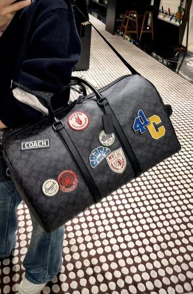 🍀 CCH Venturer (Category: Luxury Bags & Wallets) located in Manila. Submitted by shan_kenz (Listing ID 1348047223, Image 1). Description: 🍀 CCH Venturer 🔘 45cm (L) x 26cm (H) x 21.5cm (W) 💰 P3,700 🔘 Actual Photo 🔘 Plus SF.