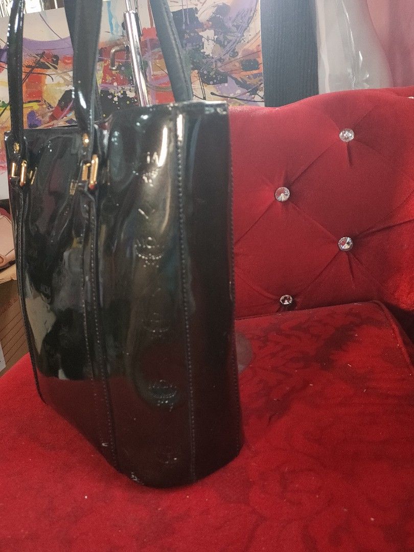 Auth Mcm tote bag (Category: Luxury Bags & Wallets) located in Las Pinas. Submitted by liezel49 (Listing ID 1348088511, Image 3). Description: good condition no flaws turnable screw.
