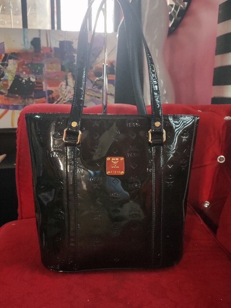 Auth Mcm tote bag (Category: Luxury Bags & Wallets) located in Las Pinas. Submitted by liezel49 (Listing ID 1348088511, Image 2). Description: good condition no flaws turnable screw.