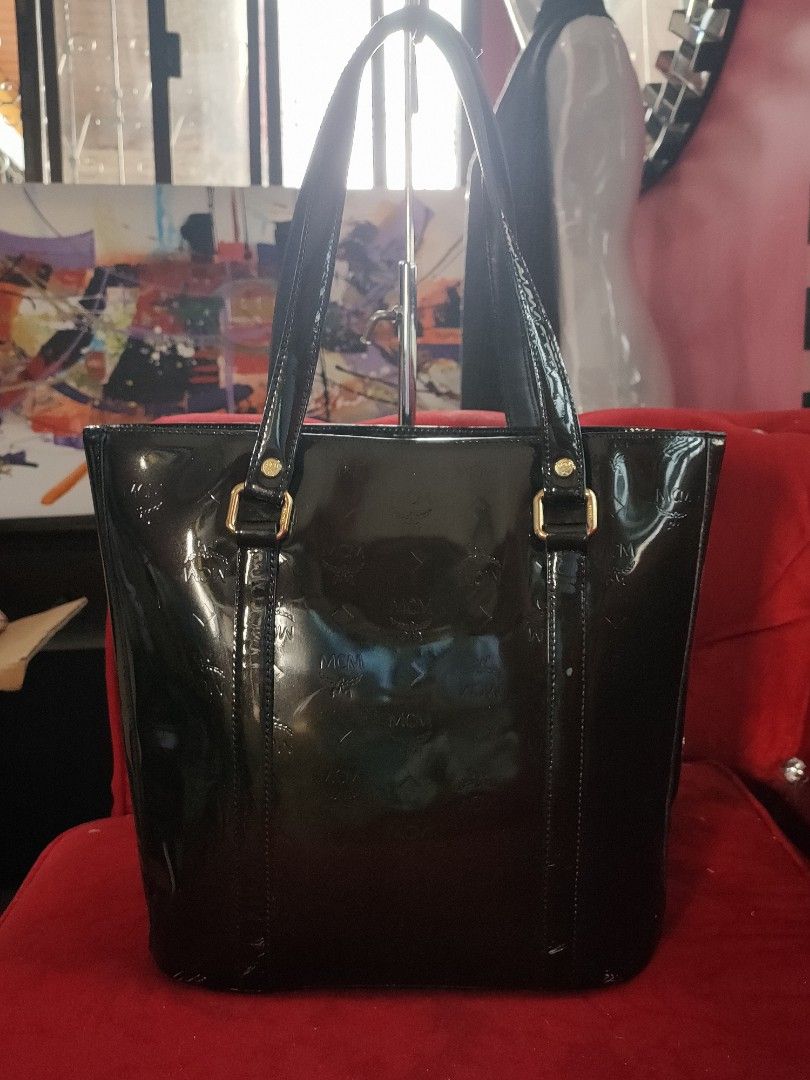 Auth Mcm tote bag (Category: Luxury Bags & Wallets) located in Las Pinas. Submitted by liezel49 (Listing ID 1348088511, Image 1). Description: good condition no flaws turnable screw.