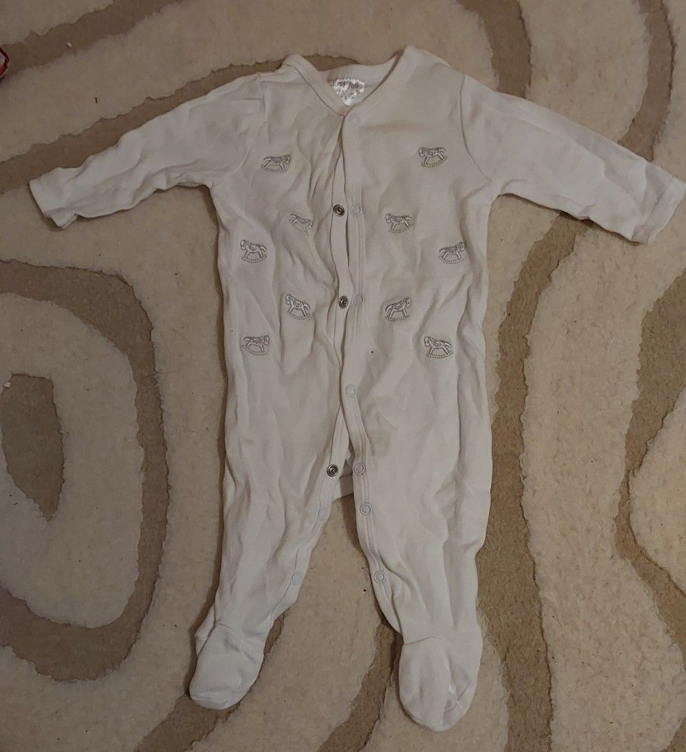 Baby 0-3 months Jumpsuit (Category: Babies & Kids Fashion) located in Subic. Submitted by gabbisaur (Listing ID 1348025560, Image 1). Description: .