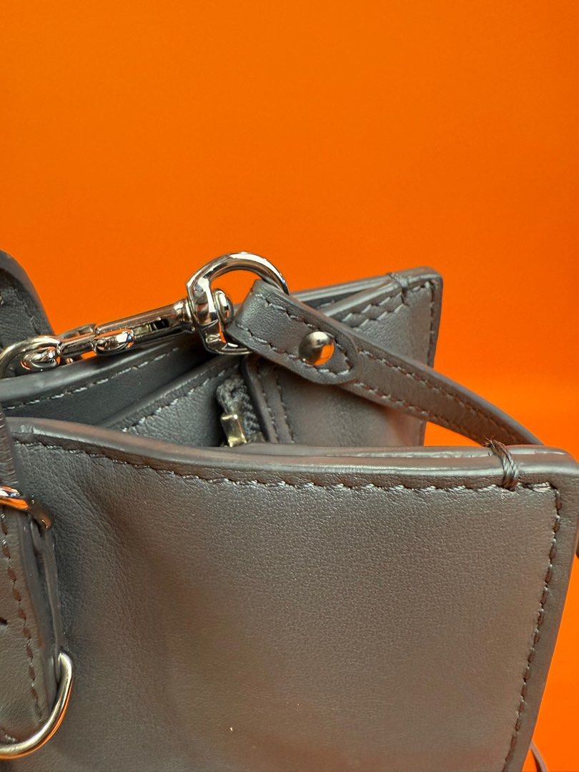 Balenciaga papier in medium size (Category: Luxury Bags & Wallets) located in Binalonan. Submitted by sheenaluxarchive (Listing ID 1348125852, Image 3). Description: Rank A condition Medium size No major flaws.