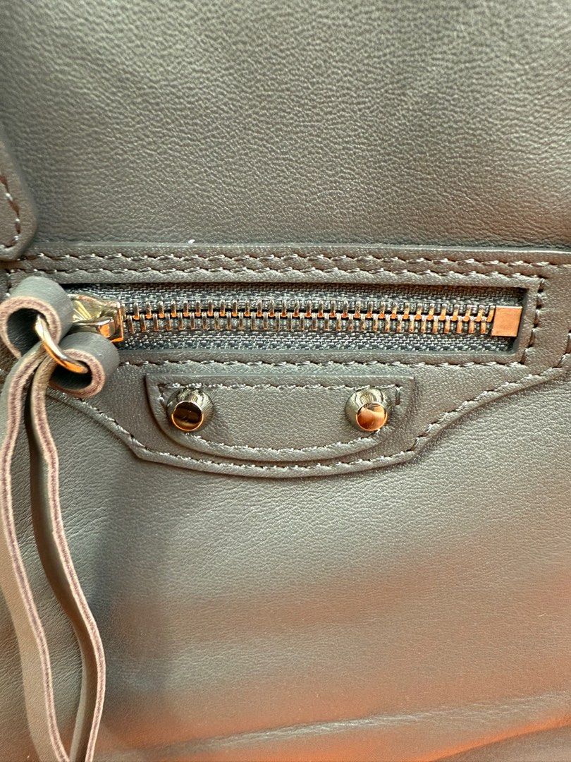 Balenciaga papier in medium size (Category: Luxury Bags & Wallets) located in Binalonan. Submitted by sheenaluxarchive (Listing ID 1348125852, Image 2). Description: Rank A condition Medium size No major flaws.