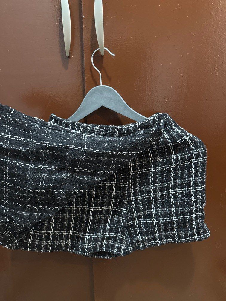 Black plaid wool coordinates (Category: Sets or Coordinates) located in Makati City. Submitted by celinuhh (Listing ID 1348068652, Image 3). Description: Terno cropped short sleeves and skort set.