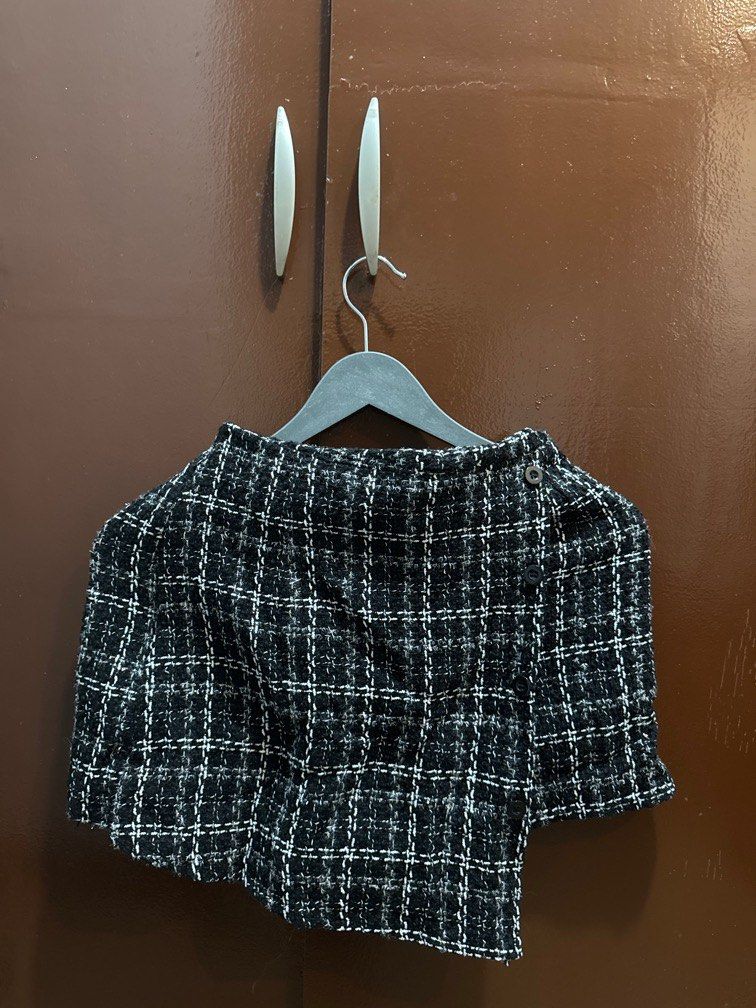 Black plaid wool coordinates (Category: Sets or Coordinates) located in Makati City. Submitted by celinuhh (Listing ID 1348068652, Image 2). Description: Terno cropped short sleeves and skort set.