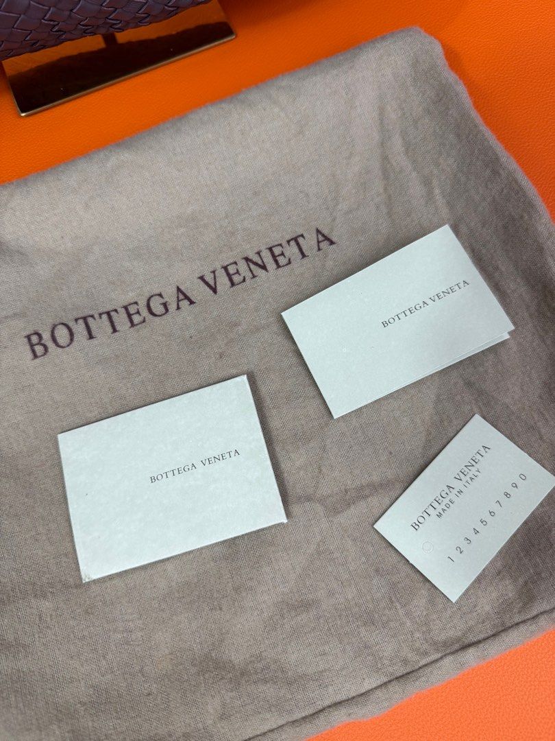 Bottega veneta hobo bag (Category: Luxury Bags & Wallets) located in Binalonan. Submitted by sheenaluxarchive (Listing ID 1348127662, Image 3). Description: Rank a to ab With cards and dustbag No major flaws Some pressmarks Self auth.