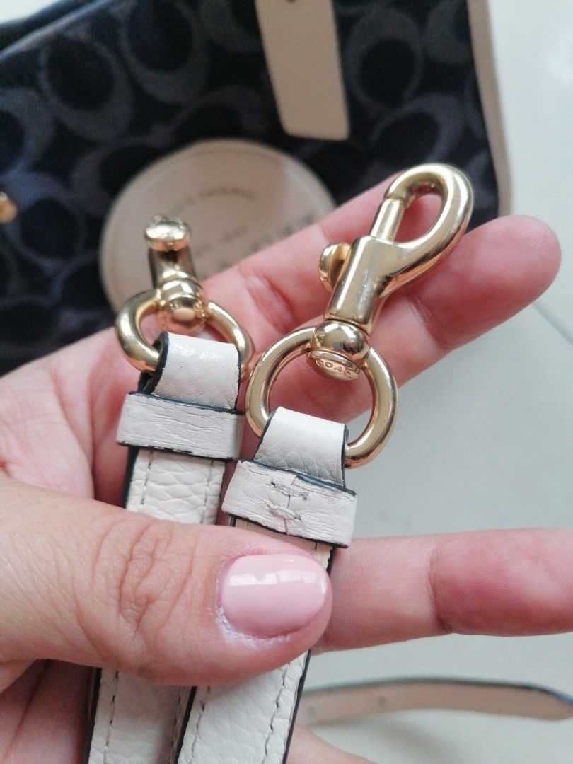 Coach dempsey 22 (Category: Tote Bags) located in Cabanatuan. Submitted by misshell26 (Listing ID 1348051289, Image 2). Description: With sign of usage.