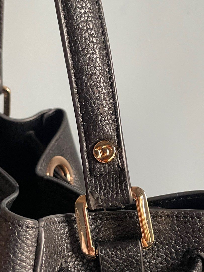Dune Dlilly Black Bucket Bag (Category: Luxury Bags & Wallets) located in San Pedro. Submitted by aileenrcg_ (Listing ID 1348159351, Image 3). Description: used only once with slight pamamalat sa strap (see pics) pouch included.