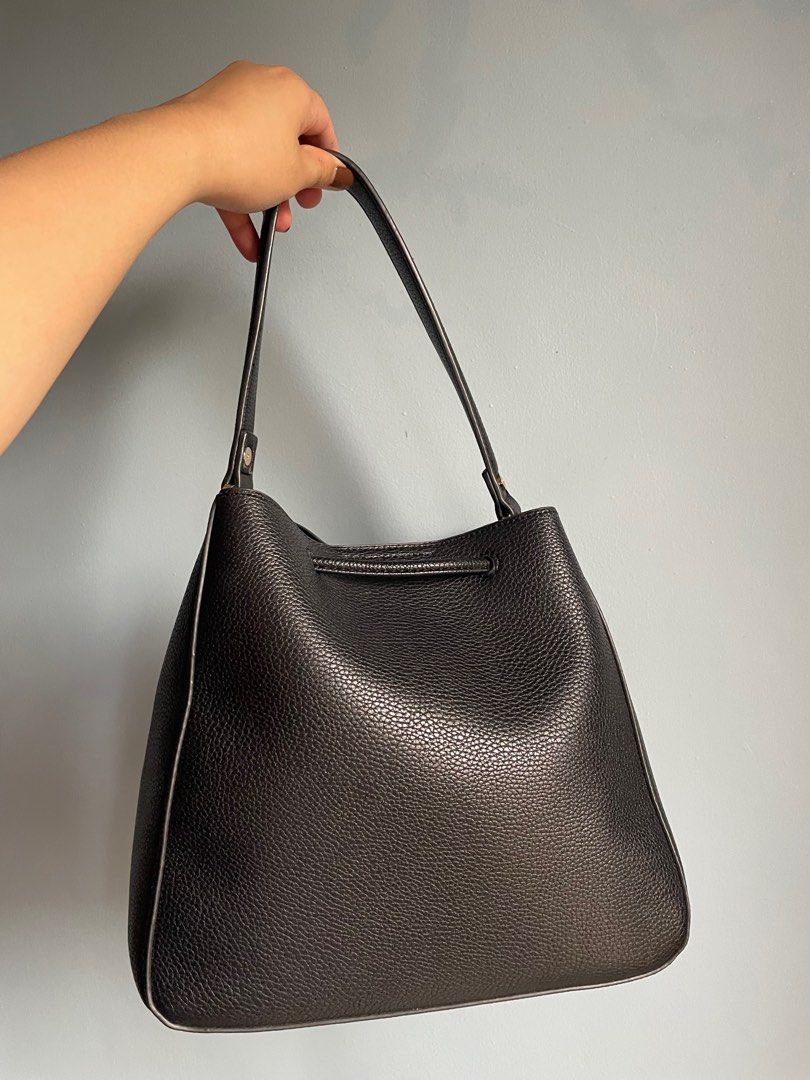 Dune Dlilly Black Bucket Bag (Category: Luxury Bags & Wallets) located in San Pedro. Submitted by aileenrcg_ (Listing ID 1348159351, Image 2). Description: used only once with slight pamamalat sa strap (see pics) pouch included.