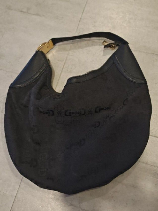 Gucci hobo bag (Category: Bags & Wallets) located in Singapore. Submitted by msctc (Listing ID 1348128047, Image 1). Description: Large gucci hobo bag. Comes with dustbag and if you need gucci paper bag, I can provide. The lighting makes the color of the bag seems uneven but it is not. Meet up in east or town can be arranged..