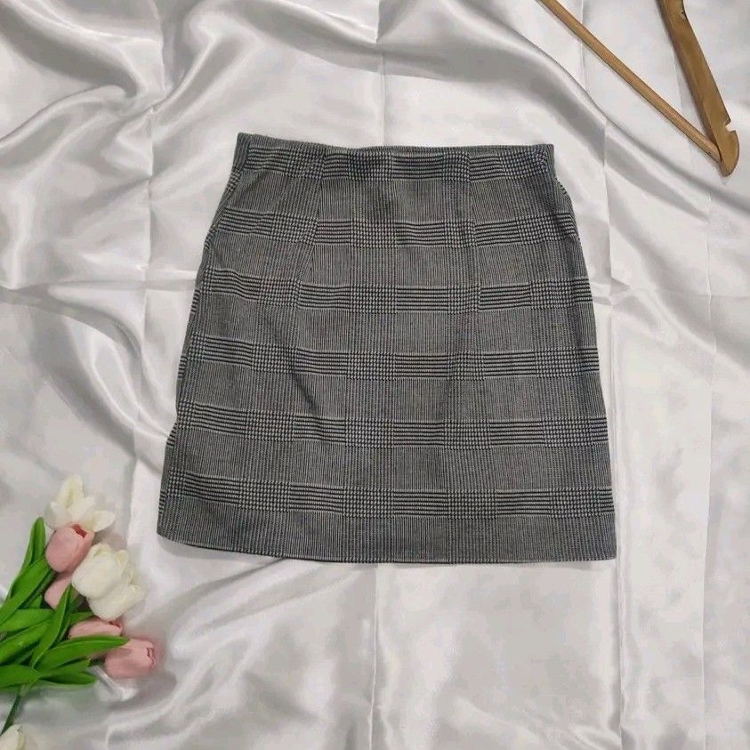 H&M Skirt (Category: Skirts) located in San Vicente. Submitted by modamorphosis (Listing ID 1348146896, Image 1). Description: .