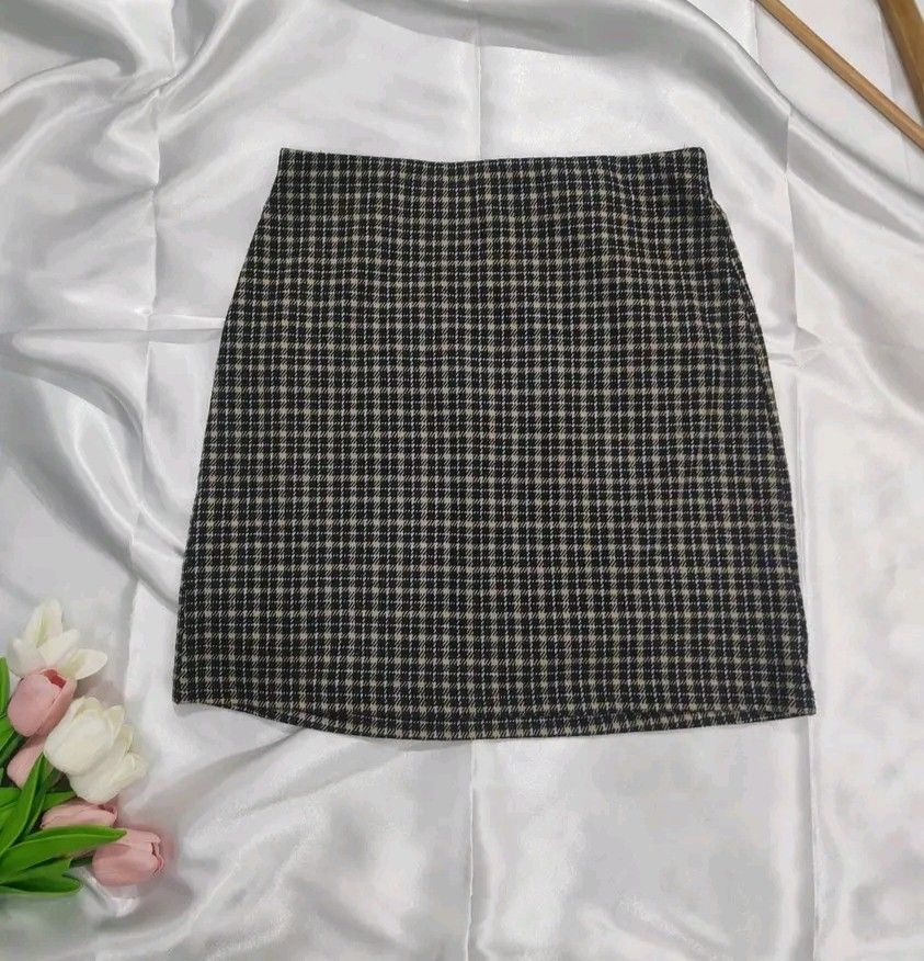H&M Skirt (Category: Skirts) located in San Vicente. Submitted by modamorphosis (Listing ID 1348147605, Image 1). Description: .