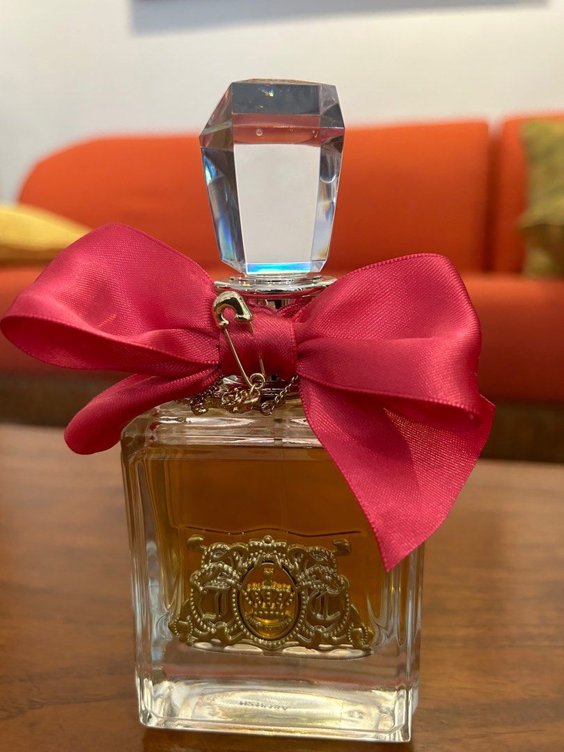 Juicy Couture- Viva La Juicy (Category: Fragrance & Deodorants) located in Muntinlupa City. Submitted by _kaiagabrielle (Listing ID 1348100731, Image 3). Description: - Original, purchased in Rustan’s for P5,600 - 100 mL (98% filled) - Sprayed 2-3 times only - Original Box still intact -Scent type: Warm Florals 🌸 -Key ingredients: Wild berries 🫐🍓, jasmine 🪷, vanilla🍦 - RFS: decluttering, impulsive buy * No return / exchange.