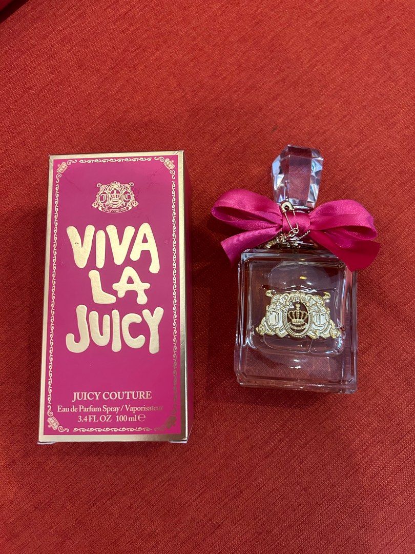 Juicy Couture- Viva La Juicy (Category: Fragrance & Deodorants) located in Muntinlupa City. Submitted by _kaiagabrielle (Listing ID 1348100731, Image 2). Description: - Original, purchased in Rustan’s for P5,600 - 100 mL (98% filled) - Sprayed 2-3 times only - Original Box still intact -Scent type: Warm Florals 🌸 -Key ingredients: Wild berries 🫐🍓, jasmine 🪷, vanilla🍦 - RFS: decluttering, impulsive buy * No return / exchange.