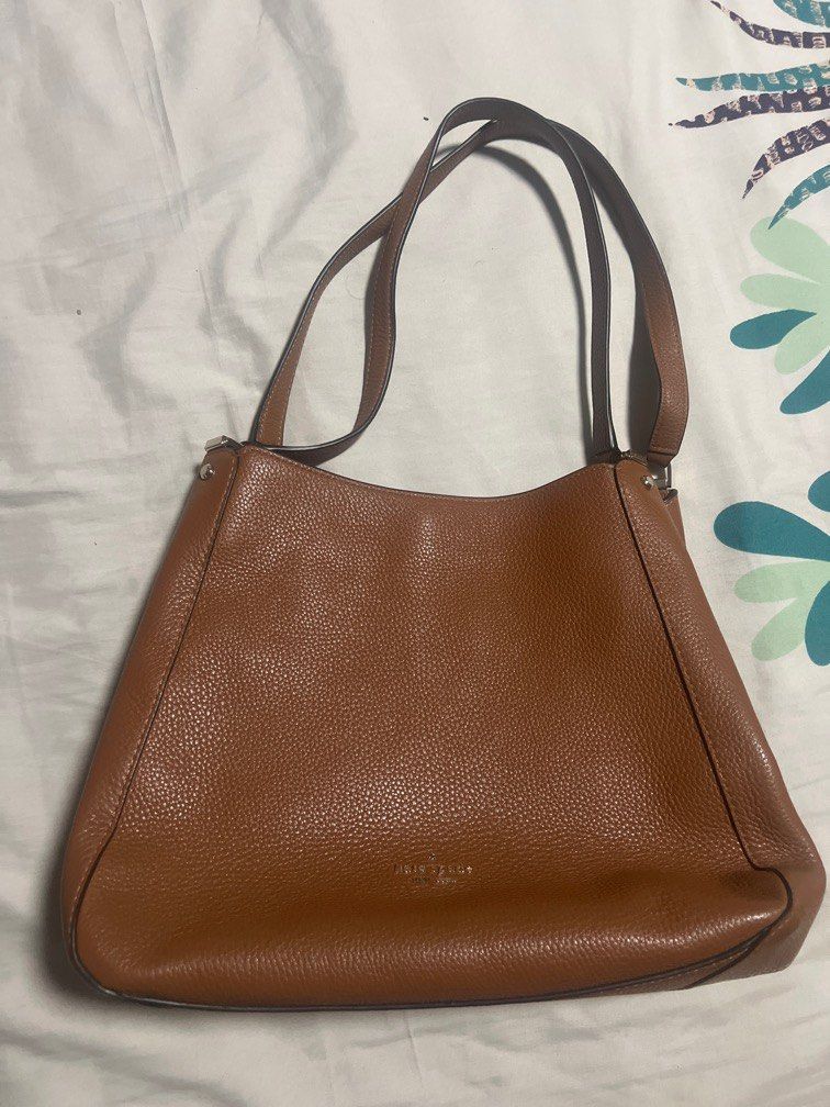 Kate Spade Leila (Category: Luxury Bags & Wallets) located in Quezon City. Submitted by prelovedbypathy (Listing ID 1348146649, Image 1). Description: Gold hardware faded.