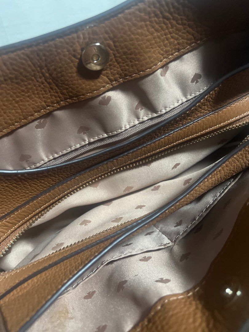 Kate Spade Leila (Category: Luxury Bags & Wallets) located in Quezon City. Submitted by prelovedbypathy (Listing ID 1348146649, Image 3). Description: Gold hardware faded.