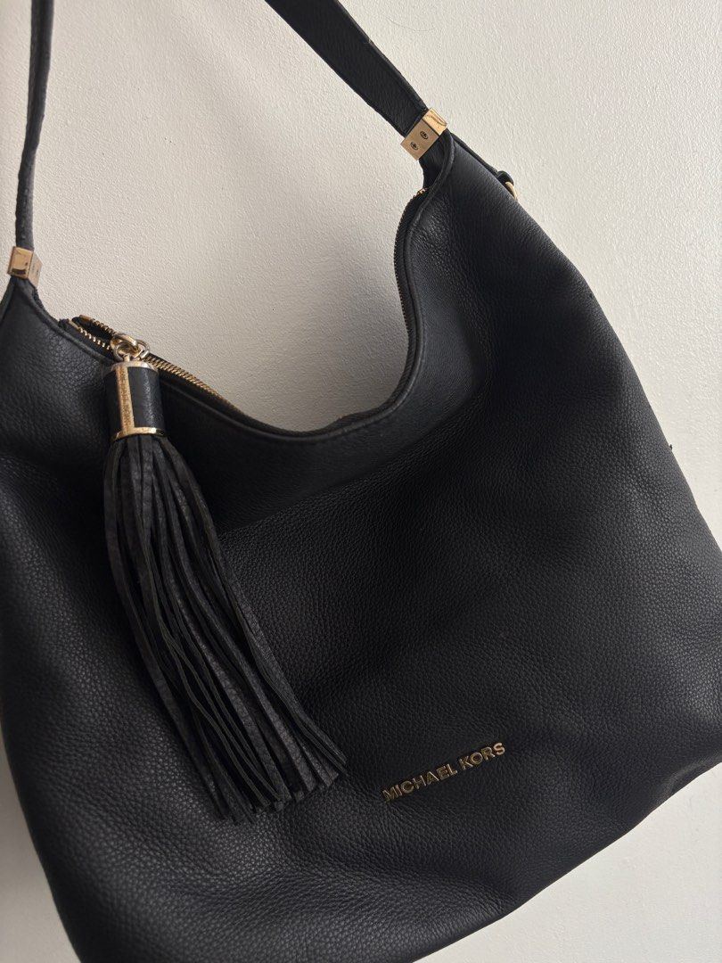 Michael Kors Hobo Bag (Category: Luxury Bags & Wallets) located in Legazpi City. Submitted by closetbyandyyy (Listing ID 1348160789, Image 2). Description: university bag!! kasya ipad malaki space sa loob,, can be for school girlies or office .