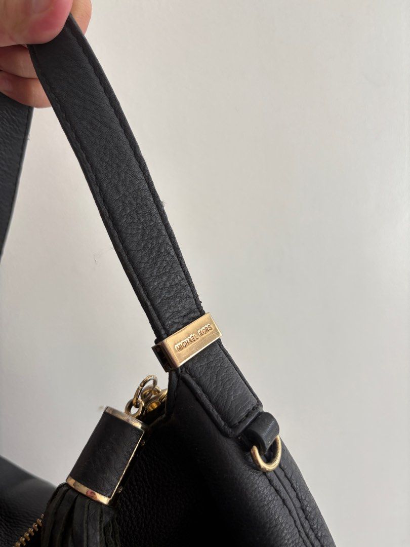 Michael Kors Hobo Bag (Category: Luxury Bags & Wallets) located in Legazpi City. Submitted by closetbyandyyy (Listing ID 1348160789, Image 3). Description: university bag!! kasya ipad malaki space sa loob,, can be for school girlies or office .