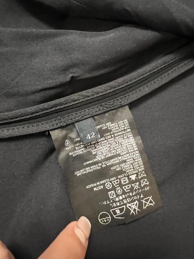 Parda 套裝 （分類：套裝）位於 Hong Kong。 由 sohosohosoho 提交（商品編號 1348201877，圖片 4）。簡介： Prada 高級人手穿珠套裝 淨係著過一次重要場合。