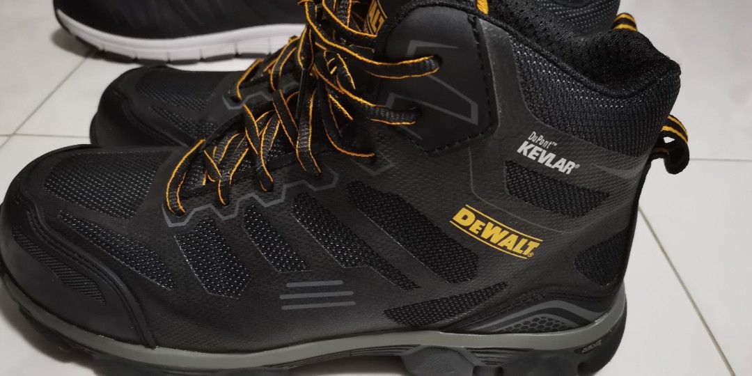 Safety Boots (Category: Casual shoes) located in Singapore. Submitted by xcsg_sell (Listing ID 1348155441, Image 3). Description: Safety boots for men.