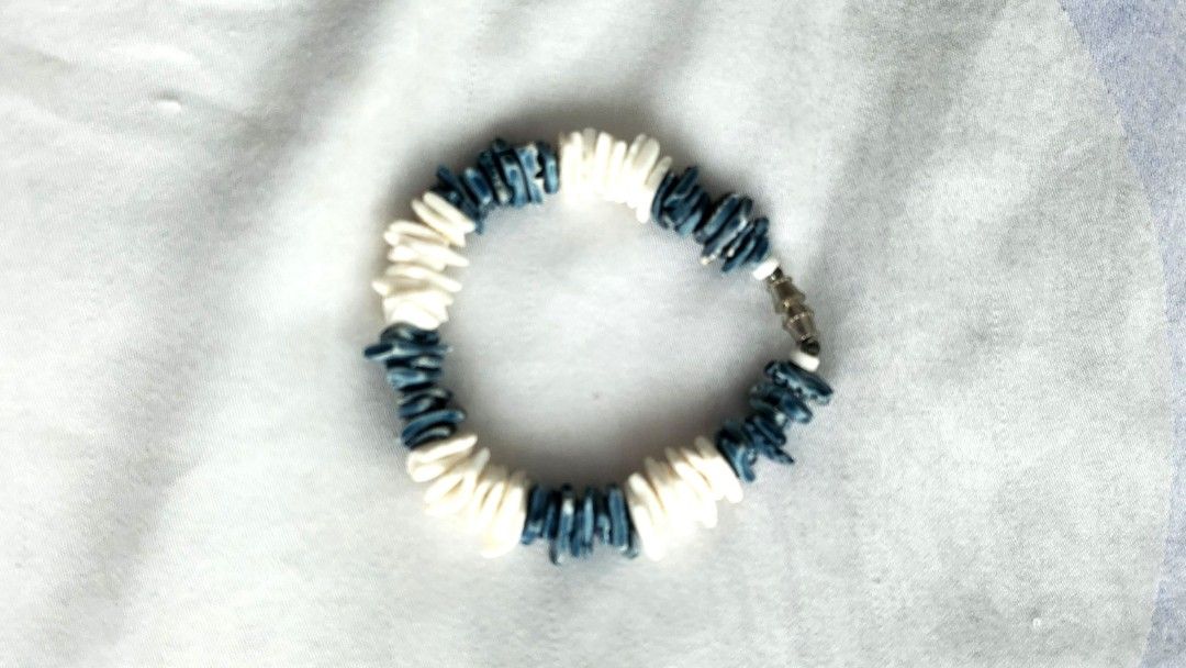 Shell bracelet (Category: Bracelets) located in Singapore. Submitted by sunsnow7 (Listing ID 1348206021, Image 1). Description: Length 18cm Fits wrist size 15 to 16cm Price exclude postage.