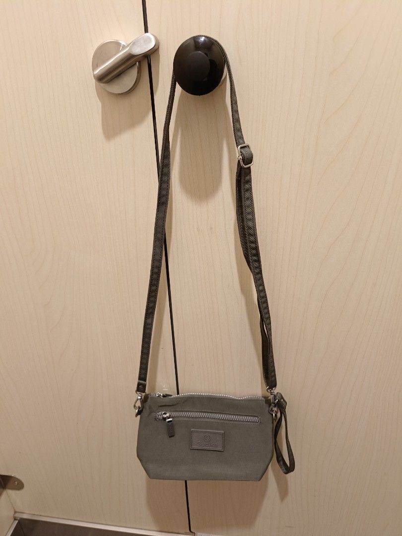 Small shoulder bag (Category: Shoulder Bags) located in Kuala Lumpur. Submitted by mimi95 (Listing ID 1348036282, Image 1). Description: .