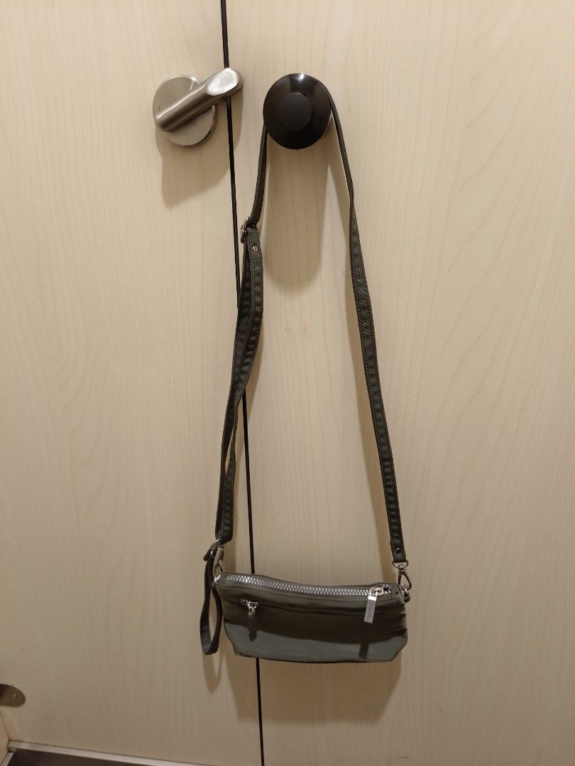 Small shoulder bag (Category: Shoulder Bags) located in Kuala Lumpur. Submitted by mimi95 (Listing ID 1348036282, Image 2). Description: .
