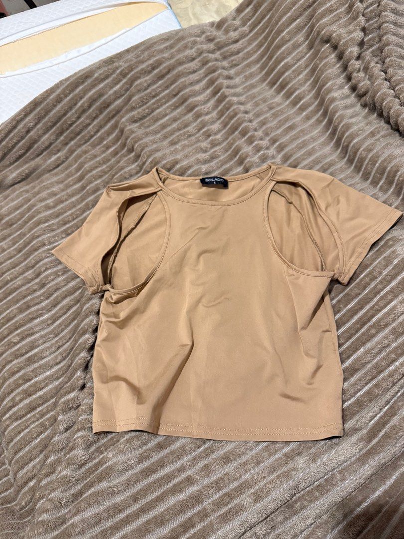 Solado bodyfitted top (Category: Sleeveless) located in Pasig City. Submitted by basicallyb (Listing ID 1348157094, Image 1). Description: never used y2k style L on tag but mas okay for M .