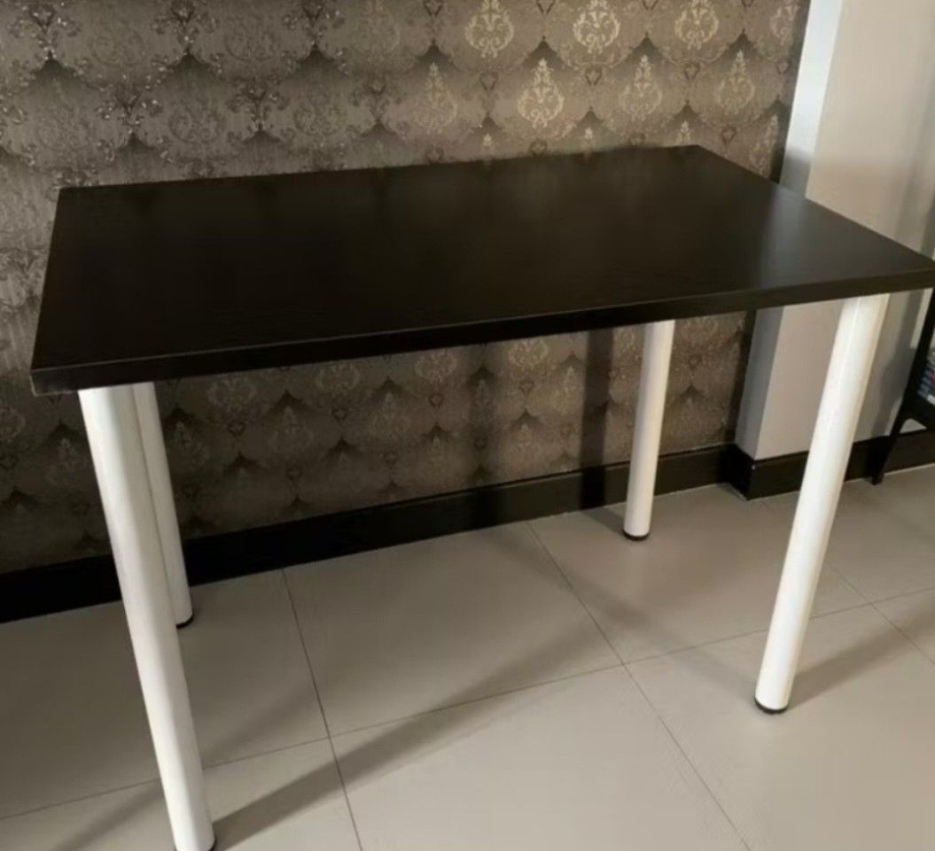 Study Table (Category: Tables & Sets) located in Singapore. Submitted by tobeflower (Listing ID 1348079541, Image 1). Description: Well used with very minor scratches Style: Black color with white carbon steel legs. Adjustable heights. Simple and Modern Size: 100x60cm Self pickup preferred.