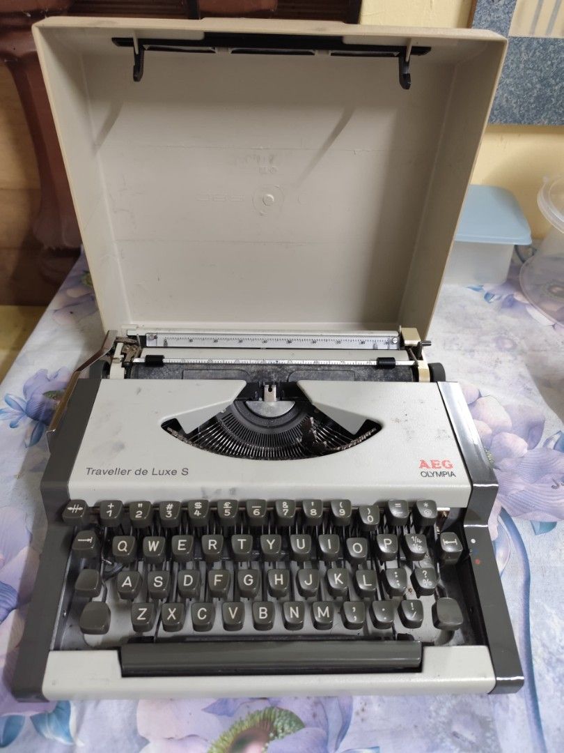 Typewriter (Category: Office & Business Technology) located in Kuala Lumpur. Submitted by sithalon84 (Listing ID 1348038779, Image 2). Description: It's an 1980s Retro Typewriter. The brand is AEG OLYMPIA Traveller De Luxe S. It's old but still usable if the carbon still available. Suitable as an antique collectibles..