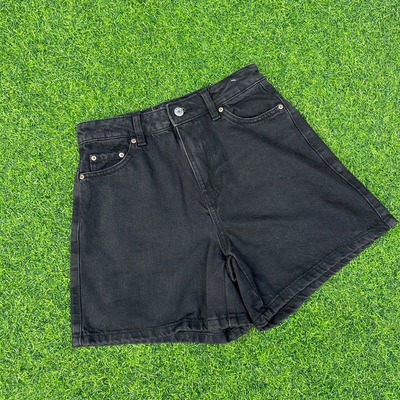 Zara Momshorts hard denim (Category: Shorts) located in Baguio. Submitted by declutterwithmmeee (Listing ID 1348208691, Image 1). Description: bought it sa Parodoxical.co on orange app for 404. highwaisted NEVER USED SIZE 26 hard denim.