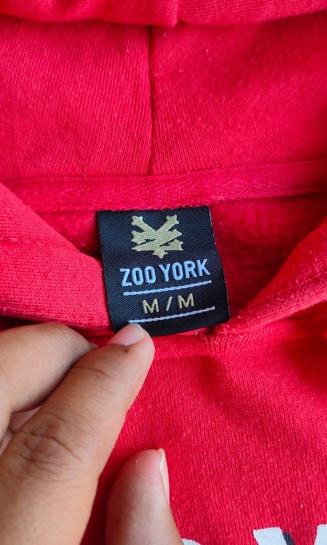 ZOO YORK HOODIE (Category: Coats, Jackets and Outerwear) located in Alaminos. Submitted by tokiya. (Listing ID 1348106390, Image 2). Description: ZOO YORK HOODIE SIZE LARGE 22.5x28 DIMENSIONS.
