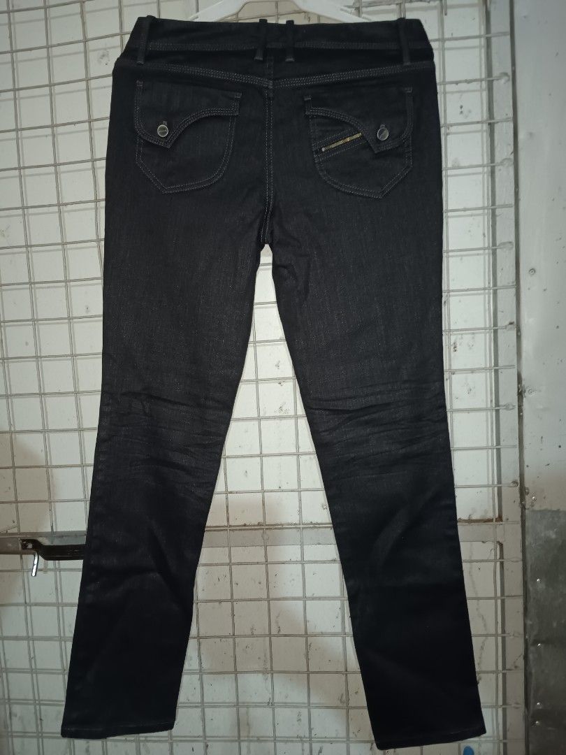 [SALE] AMASS Black Jeans Size 4 (Category: Jeans) located in General Trias. Submitted by aekyl (Listing ID 1348229749, Image 3). Description: Size: 4 Brand: AMASS JEANS - Pre-loved, Mid waist rise, skinny/slim pants, color black Condition: Like new, barely used RFS: Stock May ship through Lalamove, buyer will shoulder SF Please manage your expectations. Lighting can affect the quality of the photos. Jeans may appear in a different color from the 