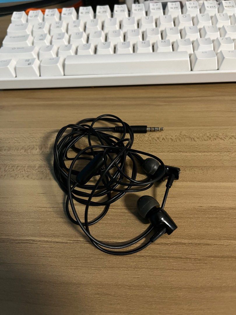 Audio Technica Wired Earphones (Category: Headphones & Headsets) located in Quezon City. Submitted by cacheandcrate (Listing ID 1348348936, Image 2). Description: Audio-Technica ATH-CLR100iS Sonic Fuel In Ear Headphones Bought in 2017 Only Issue: left earphones is not working but I think pwede pa maayos kasi nagana siya with wire orientation changes while in use Microphone has still excellent quality during conference calls.