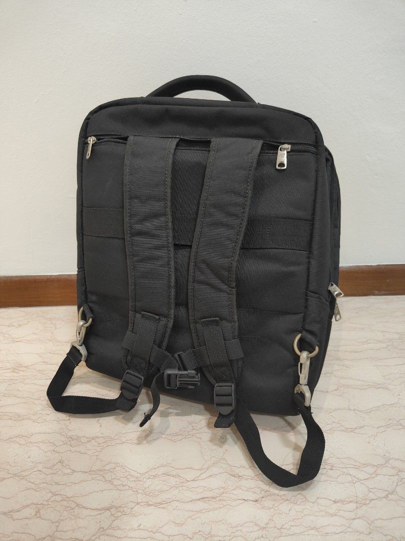 Backpack (Category: Backpacks) located in Singapore. Submitted by destinydory (Listing ID 1348262514, Image 5). Description: American Tourister Size: H 42cm x W 40cm not used.
