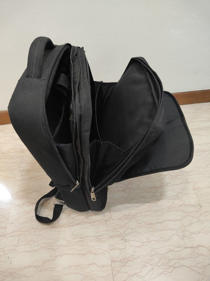Backpack (Category: Backpacks) located in Singapore. Submitted by destinydory (Listing ID 1348262514, Image 4). Description: American Tourister Size: H 42cm x W 40cm not used.