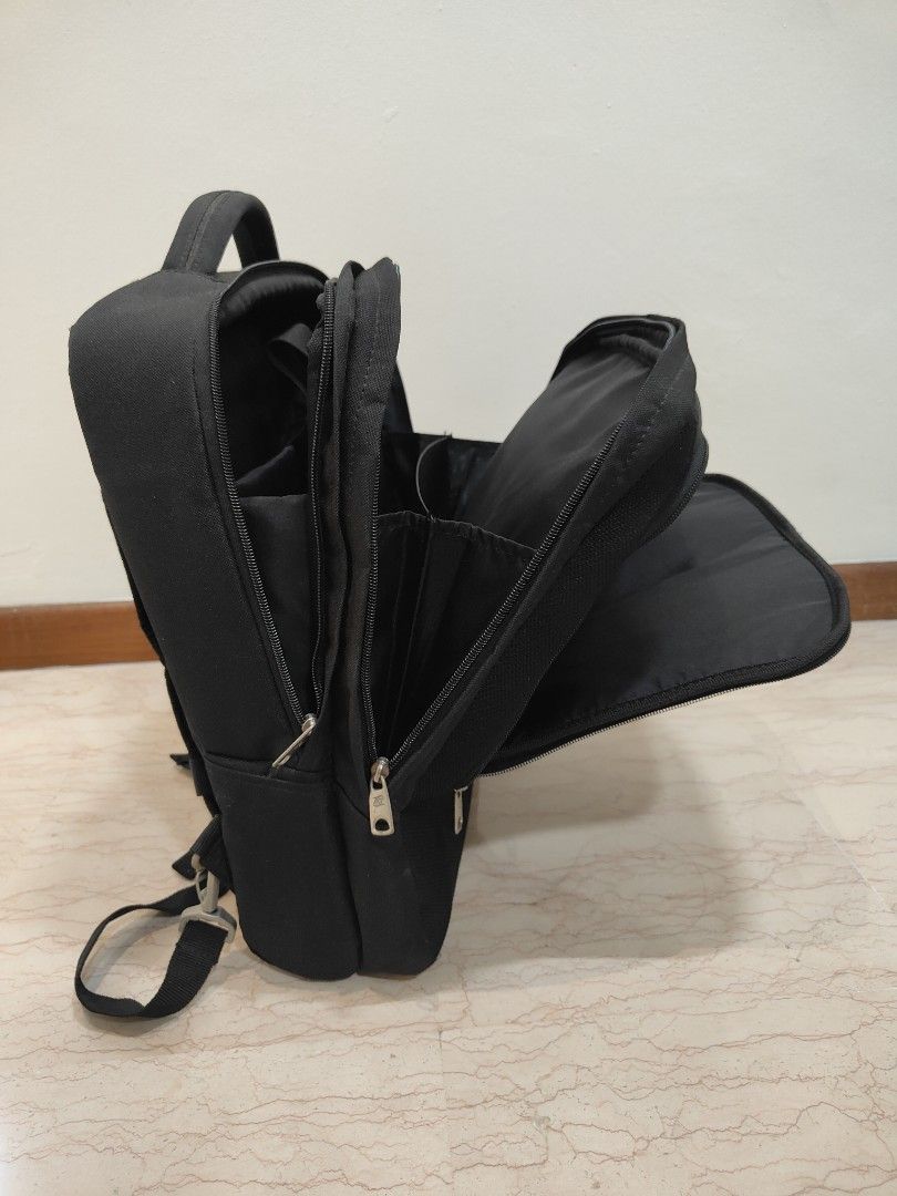 Backpack (Category: Backpacks) located in Singapore. Submitted by destinydory (Listing ID 1348262514, Image 3). Description: American Tourister Size: H 42cm x W 40cm not used.