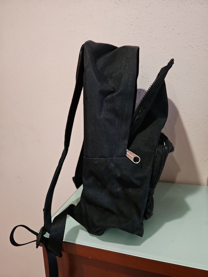 Backpack (Category: Backpacks) located in Singapore. Submitted by helloteki70929 (Listing ID 1348431690, Image 4). Description: PM me for more details. Nego for Fast deal.