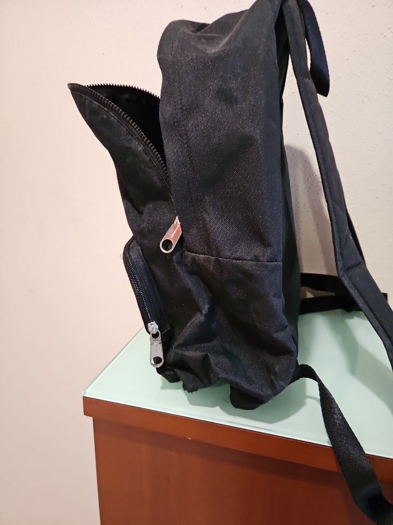 Backpack (Category: Backpacks) located in Singapore. Submitted by helloteki70929 (Listing ID 1348431690, Image 5). Description: PM me for more details. Nego for Fast deal.