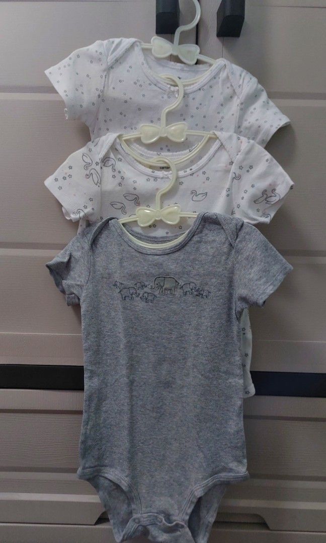 Carter's onesie short sleeves snap-up (Category: Babies & Kids Fashion) located in Las Pinas. Submitted by manel86 (Listing ID 1348252849, Image 1). Description: Bundle of 3 for only 300 pesos original carter's bought from USA size 24 months no flaws well kept rfs: decluttering delivery fee c/o buyer.