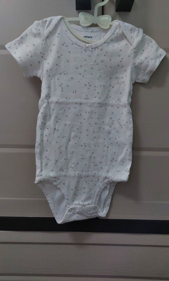Carter's onesie short sleeves snap-up (Category: Babies & Kids Fashion) located in Las Pinas. Submitted by manel86 (Listing ID 1348252849, Image 3). Description: Bundle of 3 for only 300 pesos original carter's bought from USA size 24 months no flaws well kept rfs: decluttering delivery fee c/o buyer.