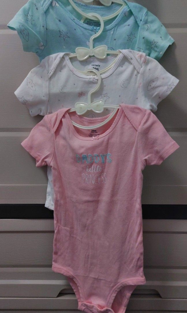 Carter's onesie short-sleeves snap-up (Category: Babies & Kids Fashion) located in Las Pinas. Submitted by manel86 (Listing ID 1348252514, Image 1). Description: Bundle of 3 for only 300 pesos original carter's bought from USA size 24 months no flaws well kept rfs: decluttering delivery fee c/o buyer.