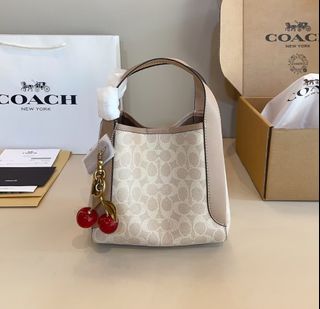 (Category: ) located in . Submitted by fashion.shoppp (Listing ID 1348297644, Image 1). Description: .