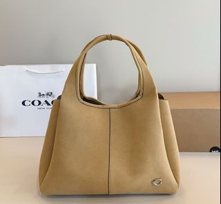 (Category: ) located in . Submitted by fashion.shoppp (Listing ID 1348297809, Image 1). Description: .