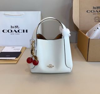 (Category: ) located in . Submitted by fashion.shoppp (Listing ID 1348295500, Image 1). Description: .