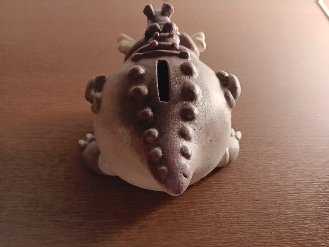 Crocodile Ceramic Coin Bank (Category: Vintage Collectibles) located in Quezon City. Submitted by samotsare (Listing ID 1348412264, Image 3). Description: Crocodile Ceramic Coin Bank No rubber plug at the bottom anymore though..