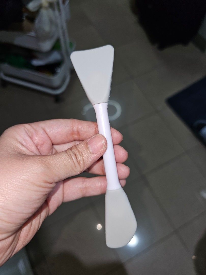 Dual Ended Silicone Spatula (Never used) (Category: Face Care) located in Quezon City. Submitted by cess.santos (Listing ID 1348408192, Image 3). Description: Dual Ended Silicone Spatula (Unused) Buy it for 30php Condition: Never used Reason for selling: I have no use for it. Mode of payment: Gcash or cash if meet-up Please note: ●No return, No exchange. ●You will shoulder the shipping fee ●Available for meet-up or pick-up on the following places