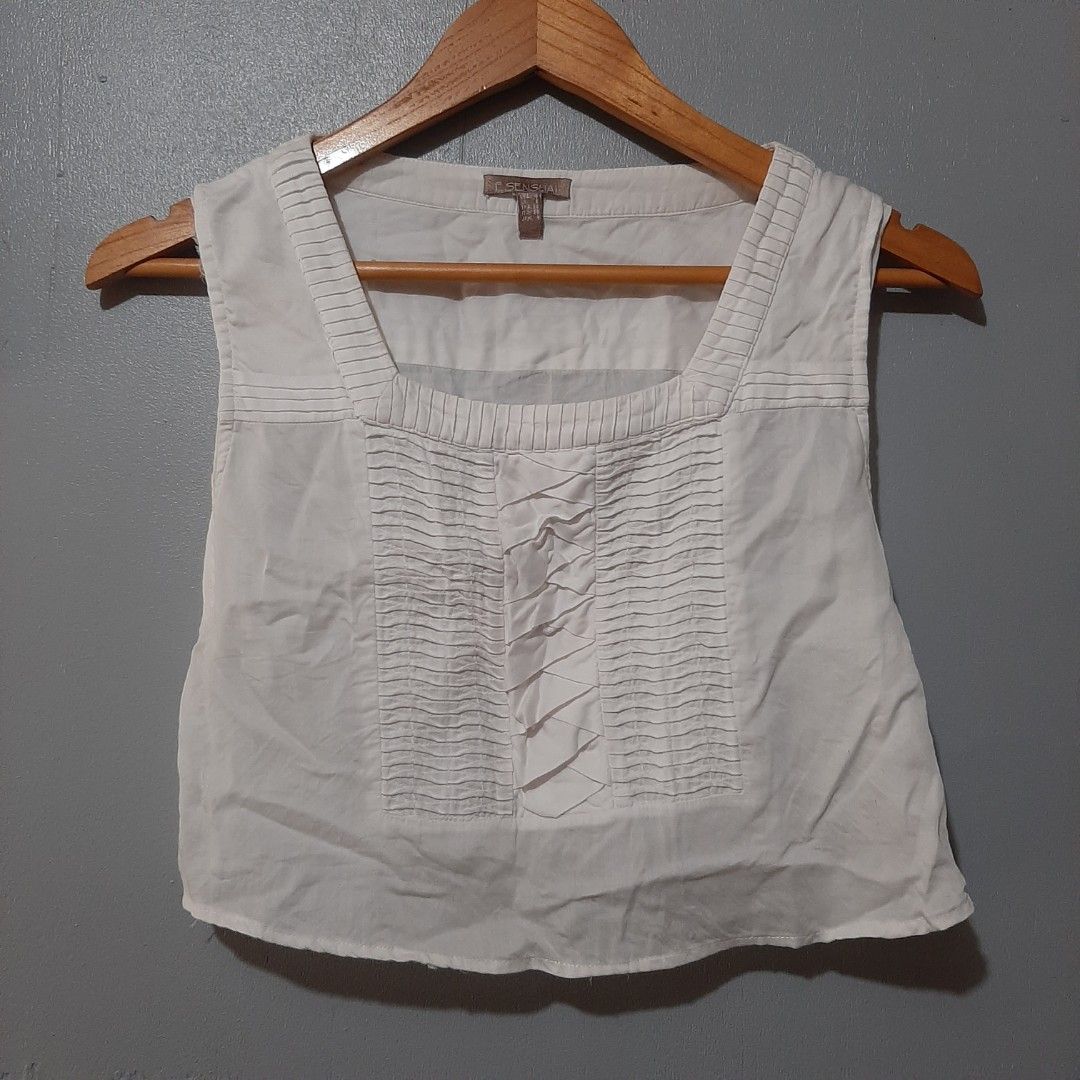 Esensual White Sleeveless Top / Crop Top (Category: Sleeveless) located in Antipolo. Submitted by aitchemsi (Listing ID 1348304258, Image 2). Description: originally sa blouse, turned it into a sleeveless cropped top (diy hehe).