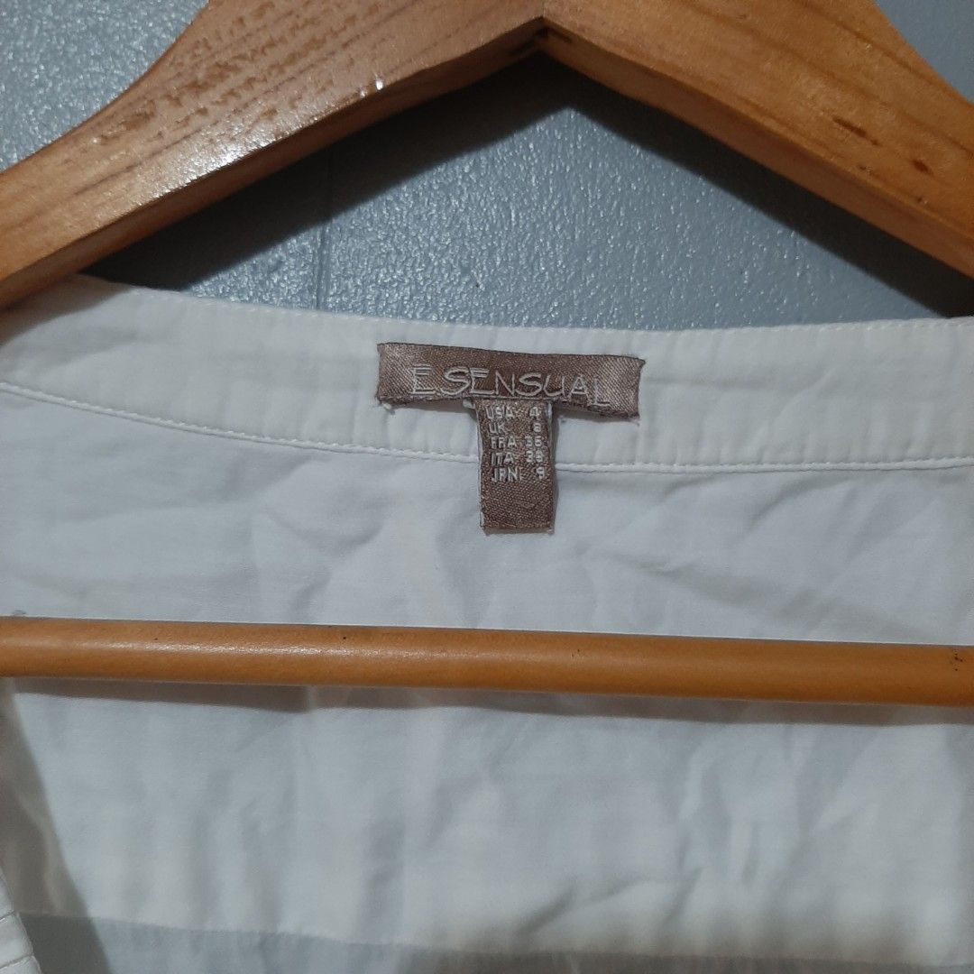 Esensual White Sleeveless Top / Crop Top (Category: Sleeveless) located in Antipolo. Submitted by aitchemsi (Listing ID 1348304258, Image 3). Description: originally sa blouse, turned it into a sleeveless cropped top (diy hehe).